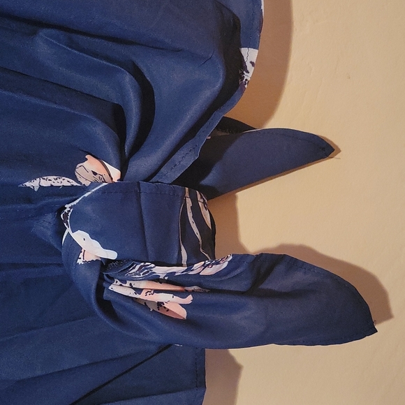 Cute tie blouse - Picture 3 of 4